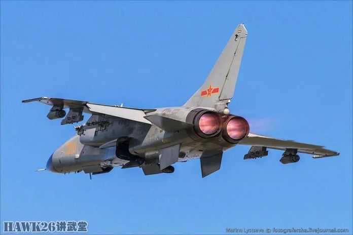 中國空軍殲轟-7戰鬥轟炸機起飛