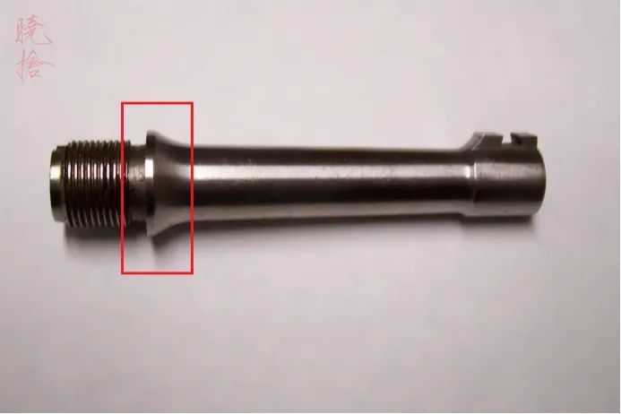 槍管採用螺紋安裝在節套上的盧格手槍，注意控制旋入深度凸緣（紅框處），而且螺紋連接部分在剖視圖裡也畫的
