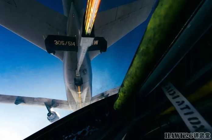 這是B-52機組拍攝的空中加油鏡頭