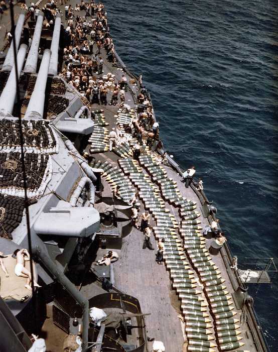 攤放在「新墨西哥」號甲板上的14英寸主炮炮彈，當時該艦正在補充彈藥，時間是1944年7月，登陸關島的