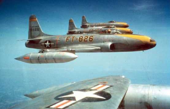 駐紮在日本的F-80C需要跨洋作戰，在時間和油料上需要付出一定的代價注意翼尖掛載的副油箱，中國軍民講