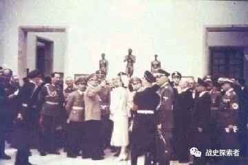 1937年7月的展覽期間，希特勒正與海因里希·霍夫曼、卡爾·科爾布及保羅·楚斯特的遺孀格迪女士交談，
