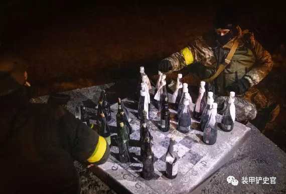 兩個烏克蘭士兵正在用燃燒瓶下國際象棋
