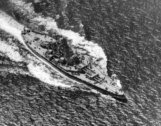1942年早期拍攝的「南達科他」號的俯視照片與「北卡羅來納」級戰列艦相比，「南達科他」級戰列艦的外觀