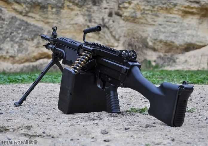 配備200發硬質彈鏈箱的M249機槍
