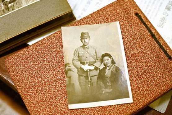 谷藤徹夫少尉和他的老婆朝子一起出擊，他們在1944年6月結婚還有一名飛行員的妻子也是如此。