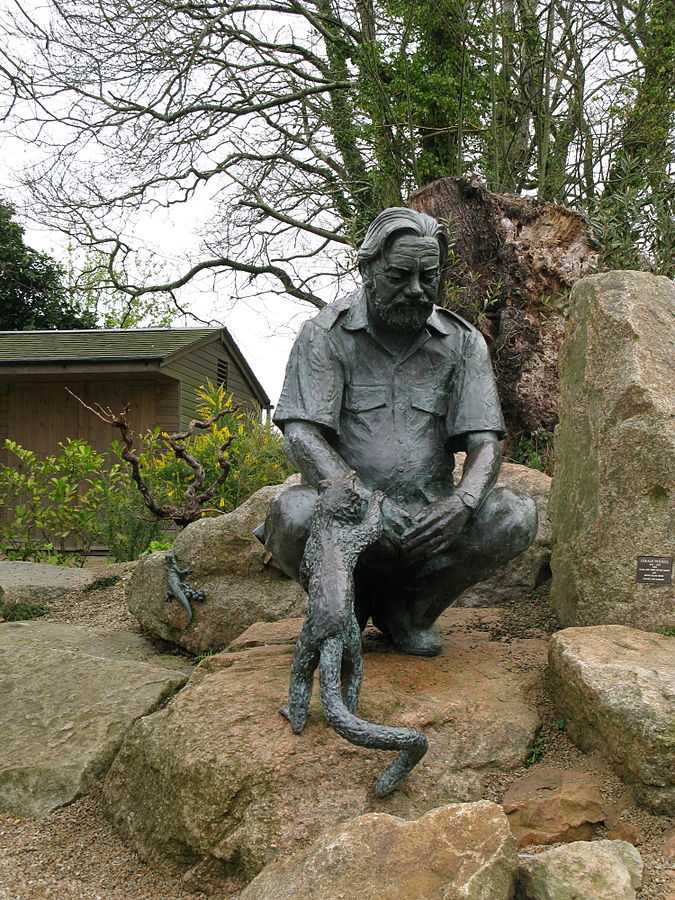 英國澤西動物園裡，傑拉爾德的銅像