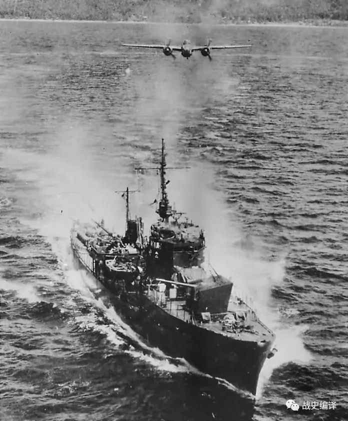 正在對日本艦船實施攻擊的B-25