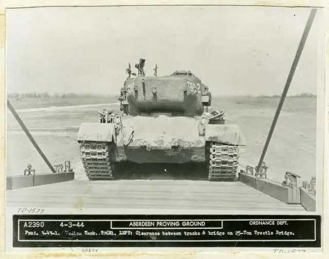 圖4. T26E1坦克過支撐橋