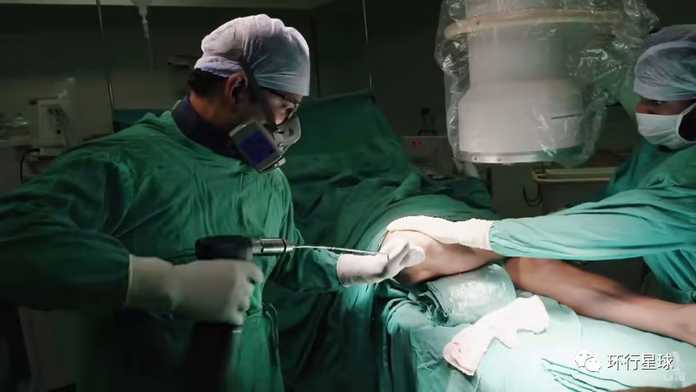 在印度，做完增高手術的人進行康復訓練