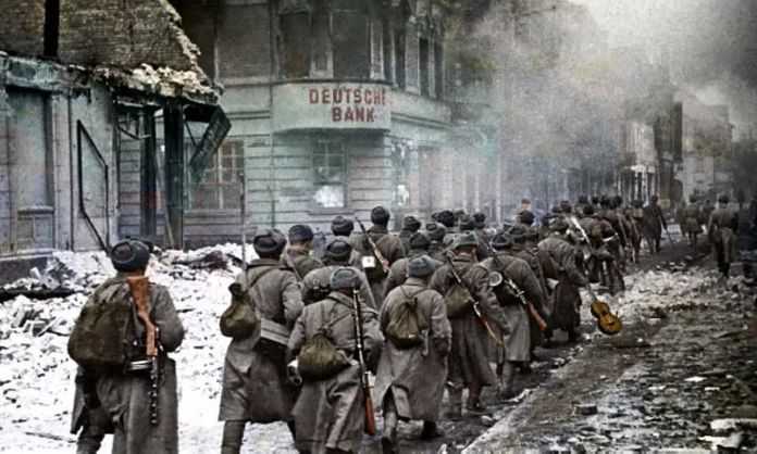 1945年2月，蘇軍在德國城市中行軍