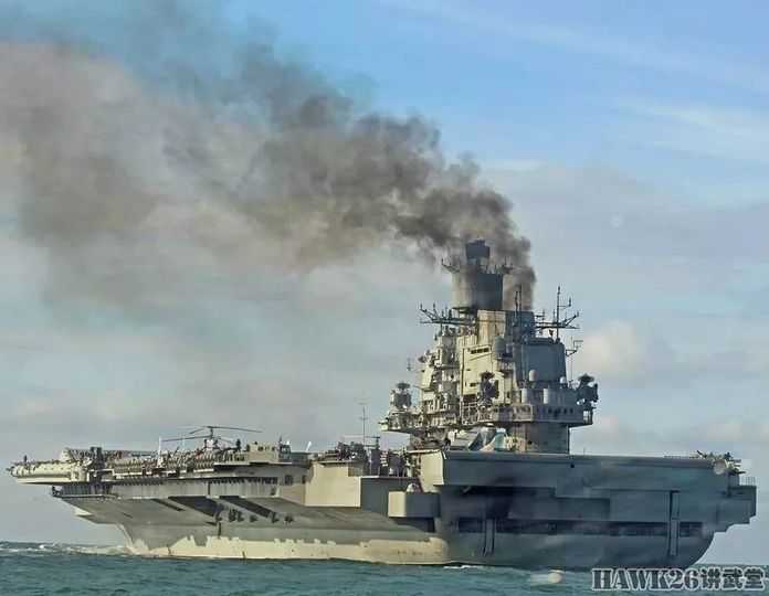 噴著濃煙的「庫茲涅佐夫」號航空母艦