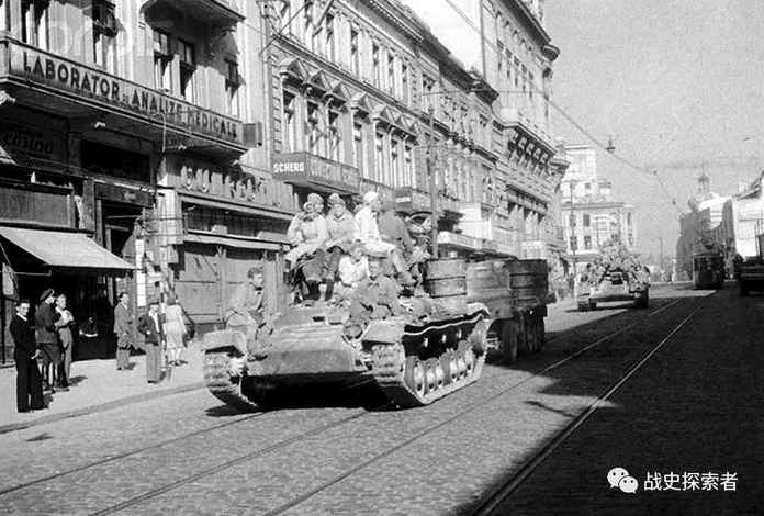 在布加勒斯特大道上行軍的「瓦倫丁」坦克，所屬部隊不詳