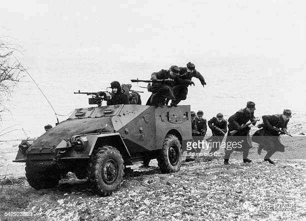 自BTR-40裝甲車上一躍而下的人民警察，攝於1958年1月某次軍演期間