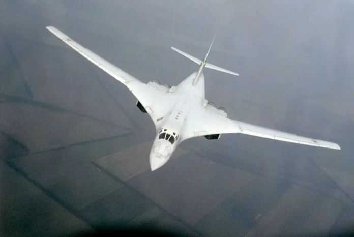 1989年，正在飛行的圖-160