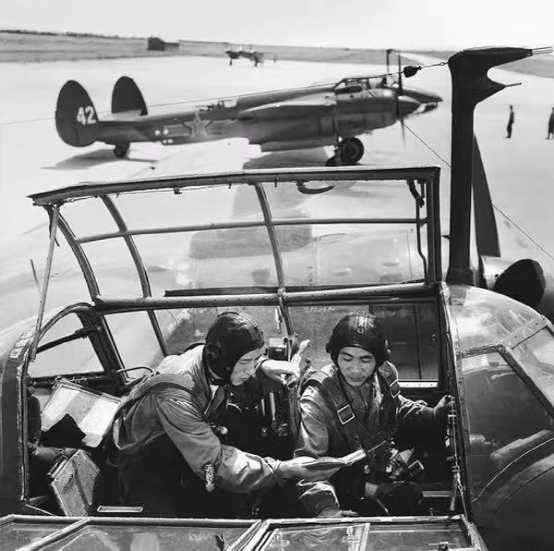 一張圖-2經典的照片，近處展示了飛行員和領航員的座艙情況自衛機槍手坐最後，向下射擊。
