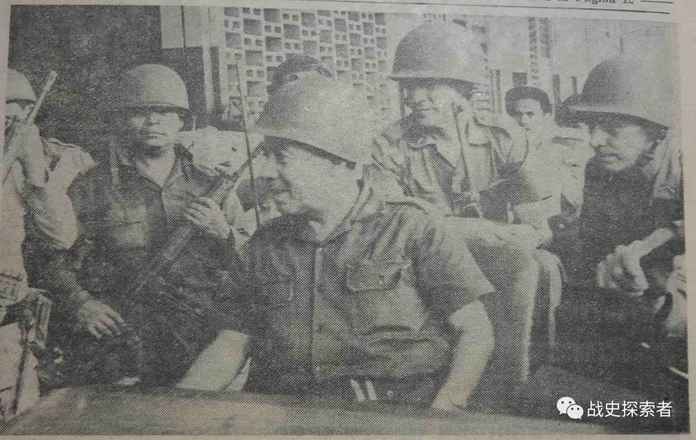 乘坐美製吉普視察奧克特佩克鎮的薩爾瓦多總統菲德爾·桑切斯·埃爾南德斯攝於1969年7月。一旁的士兵則
