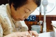 93歲奶奶靠撕報紙作畫上了電視，吸粉無數，搞藝術，年齡從來不是問題 ！