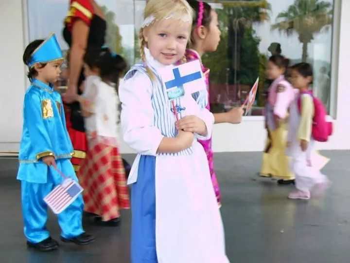 Emilie在學校穿著芬蘭的民族服裝