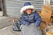 誰認識這位華裔奶奶？她在冬日寒冷的布碌侖街頭流浪&#8230;