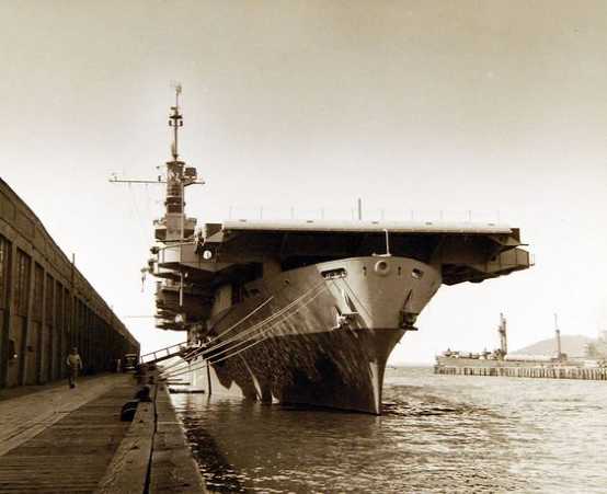 「利斯康灣」號護航航空母艦，攝於俄勒岡州阿斯托里亞的海軍航空站，時間是1943年9月2日