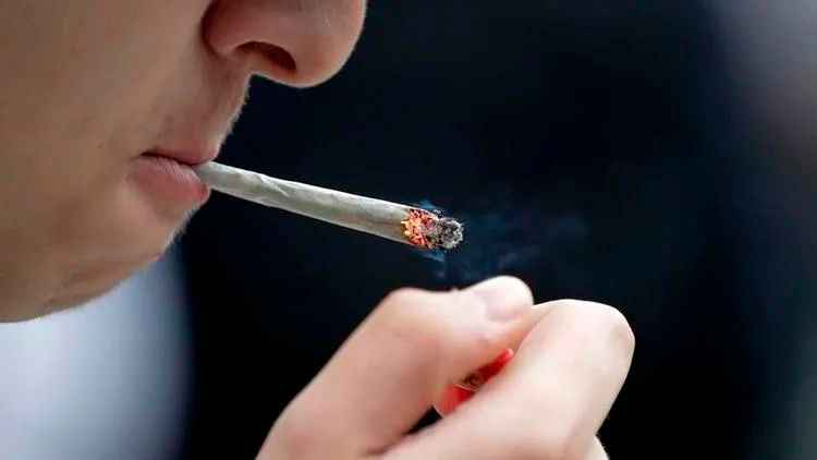 專家稱，接觸菸草的年紀越輕、越容易上癮、深陷煙癮的風險就越高(法新社圖)