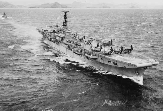 1950年3月拍攝的「凱旋」號，位於菲律賓蘇比克灣，加班前面的是第800中隊的「海火」