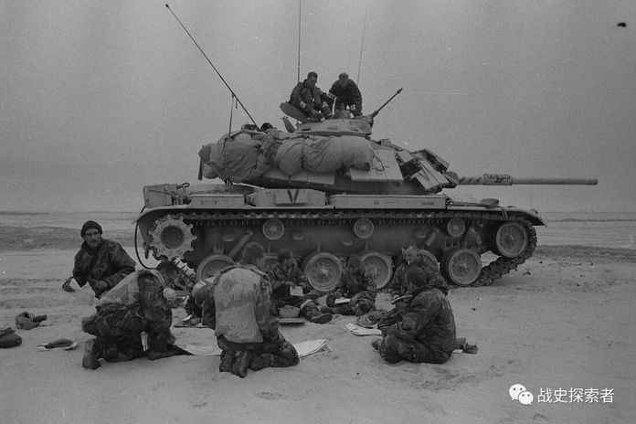 美國海軍陸戰隊第3坦克營C連的一隊坦克兵正停車休整，攝於1991年的「沙漠風暴」行動期間他們身著BD