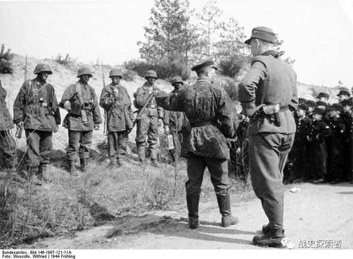 演習結束後，一名「青年團」裝甲師的士官向前來參觀的孩童們講解單兵戰鬥裝具，攝於1944年3月的比利時