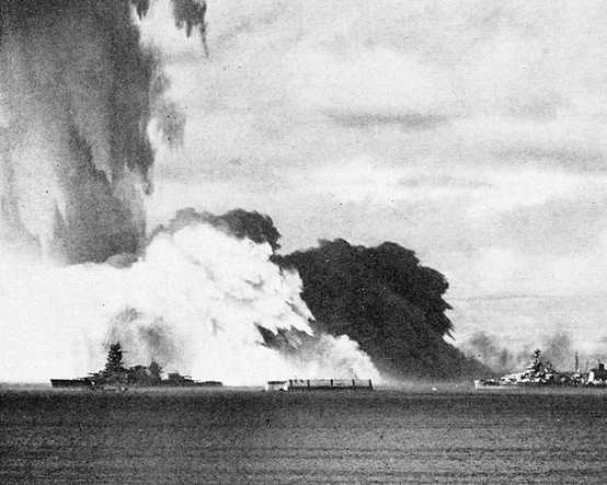 在比基尼環礁進行的第二次核試驗中，爆炸衝擊波及掀起的巨浪即將使「長門」艦（左）遭受滅頂之災