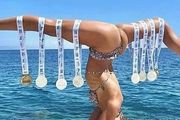 義大利花樣游泳女選手倒立腿掛獎牌，有人盛讚有人怒罵，警方逮捕12名噴子！