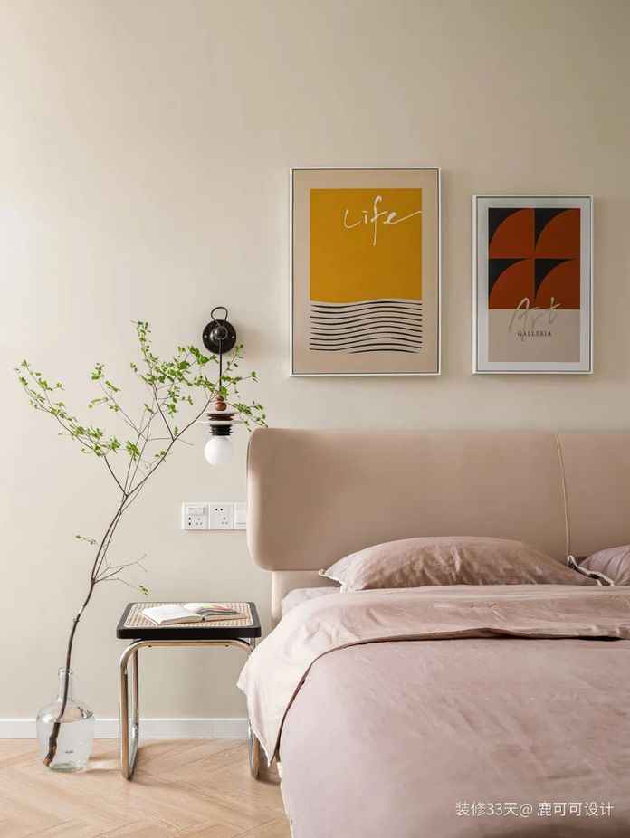 木質床頭吊燈增強空間的線條感，用黑色元素點綴，品質感滿滿的壁燈，給空間增添精緻感