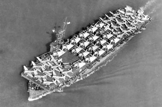 「利斯康灣」號護航航母滿載飛機的俯瞰照片