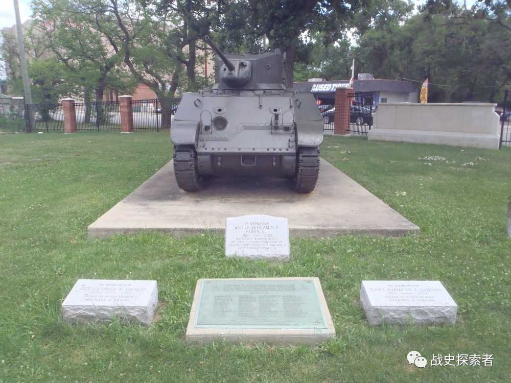 第192坦克營的紀念碑，碑文上寫有：獻給那些在保衛菲律賓群島及被俘期間在第192坦克營服役的官兵背景