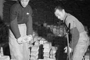1940年，上海造幣廠製作銀元過程