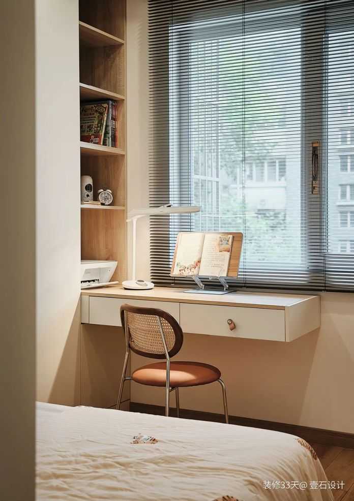 靠窗懸掛式書桌搭配百葉簾，是小朋友的主要學習區