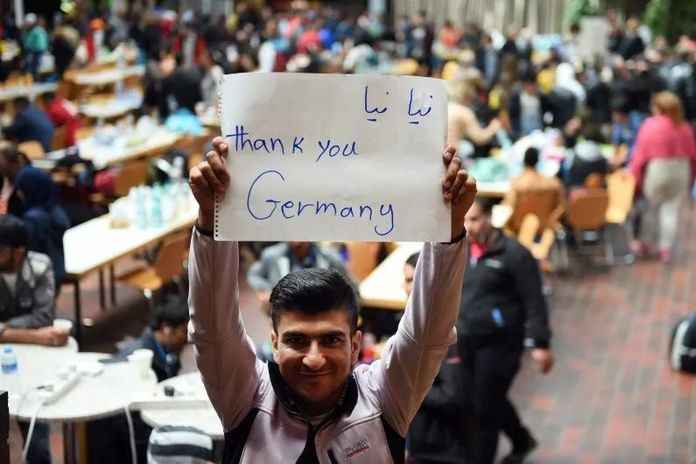 2015年9月6日，德國Dortmund一名難民打出「感謝德國」的標語（法新社資料圖）