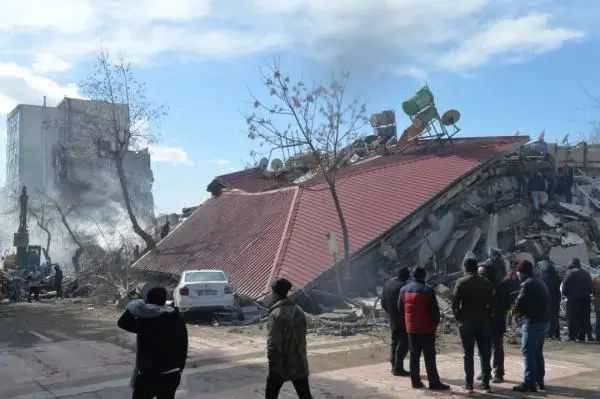 土耳其大地震後，某處房屋倒塌的現場