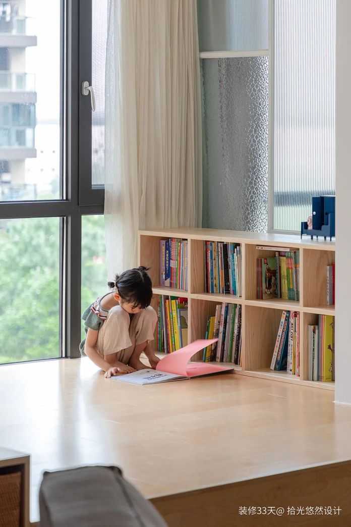 把休閒陽台分成了2塊，一塊作為客廳的休閒閱讀區域，一塊作為主臥的書房與休閒區域，中間通過4種不同的藝