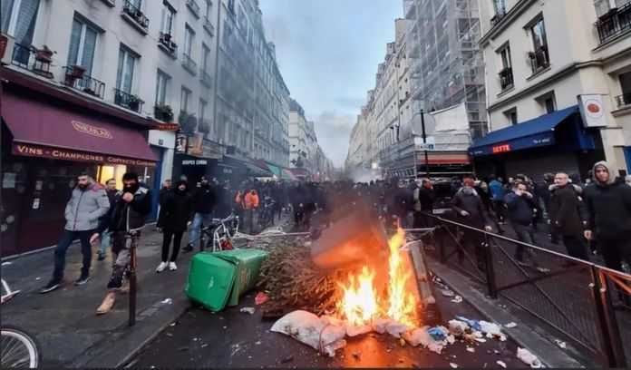 示威現場一些垃圾桶被焚燬（費加羅報報道截圖/BFM截圖）
