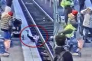 女遊民突然把3歲女童推下鐵軌，美國女童臉著地重摔，驚險畫面曝光！