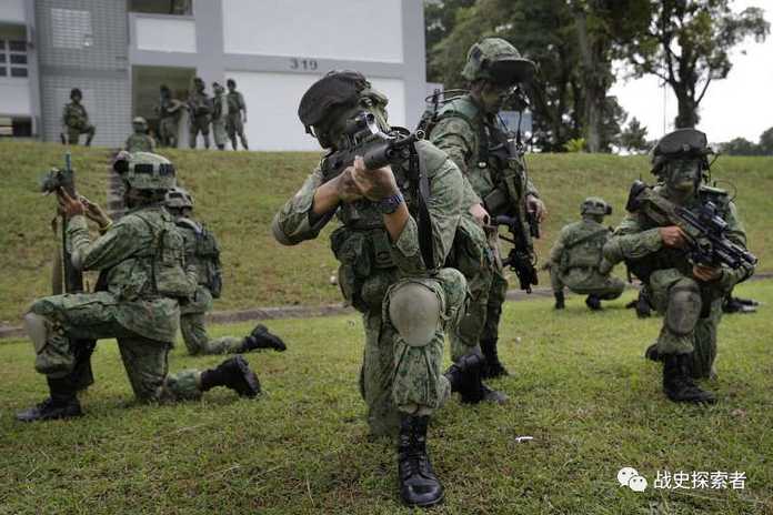 在鏡頭前展示武備的新加坡陸軍單兵戰鬥小組
