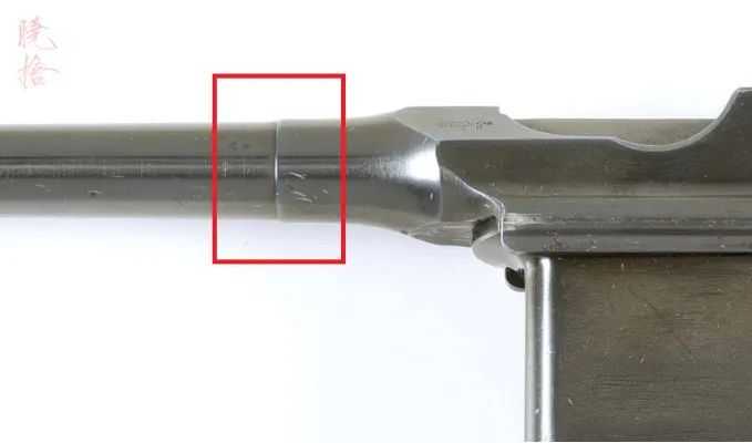 毛瑟衝鋒手槍上耐人尋味的「接縫」，在一些後期生產的半自動型上也有