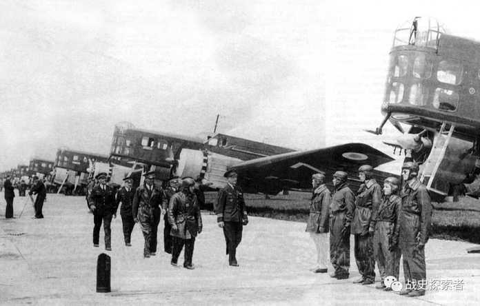 法軍官員檢閱布洛赫210轟炸機群戰前的法國空軍同樣也是一支不可小覷的力量