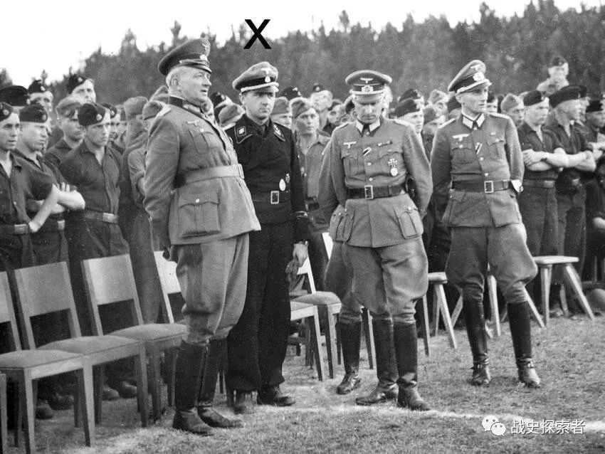 身著黑色裝甲兵外套，與國防軍同僚一同觀摩體育活動的喬治·伊塞克（X者），此時他已被調往第12「希特勒