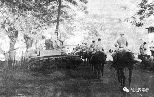 美軍第26騎兵團的一隊騎兵路過M3「斯圖亞特」輕型坦克，攝於1942年的巴丹半島