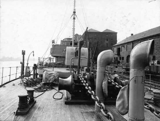「驚奇」號艦艏的通風管、錨鏈、捲揚機和4英寸主炮