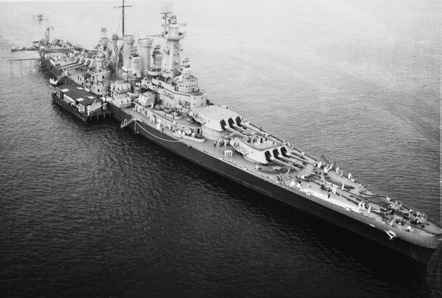 1942年8月21日在紐約外海拍攝的「華盛頓」號戰列艦，照片所示是該艦1942年11月在瓜島參戰時的