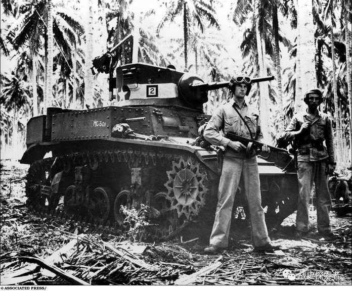 美國海軍陸戰隊第1坦克營的一輛M3「斯圖亞特」輕型坦克及乘員，二人均佩戴M38型坦克帽，其中一人手持
