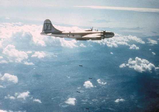 朝鮮戰爭中的B-29正在投彈，圖-4的外形與B-29極其相似